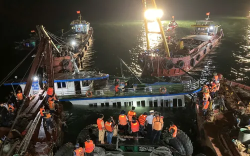 Còn 4 người mất tích trong vụ đắm tàu trên Vịnh Hạ Long