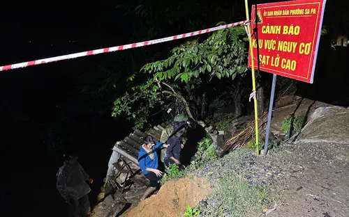 Sa Pa di dời khẩn cấp người dân trước nguy cơ sạt lở