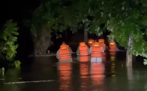 Nghệ An: Người dân xuyên đêm lên núi tìm nơi tránh lũ