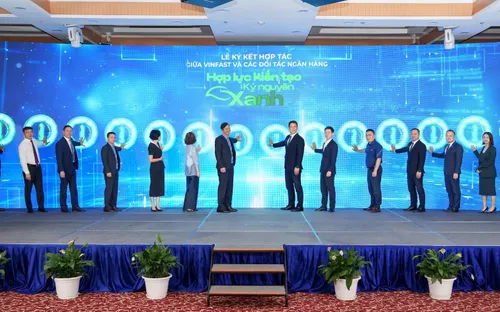 Vinfast và 12 Ngân hàng, tổ chức tài chính chung tay hỗ trợ người dân Hà Nội chuyển sang xe điện.