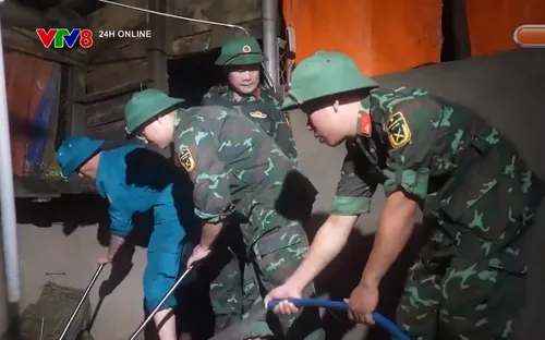 Nghệ An: Người dân xuyên đêm khắc phục lũ lụt