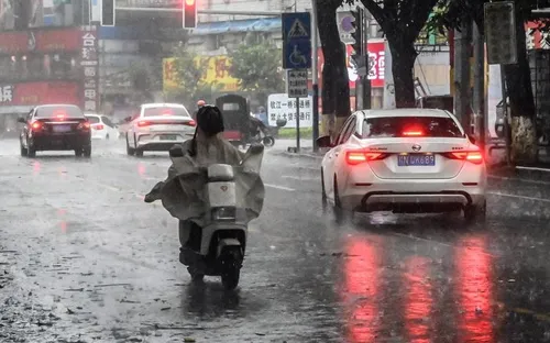 Trung Quốc gia hạn cảnh báo màu vàng về mưa bão
