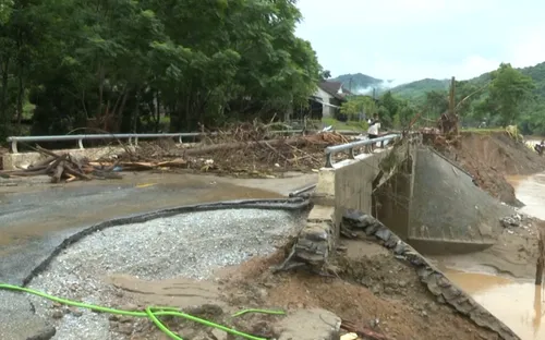 Ngổn ngang ách tắc giao thông sau lũ