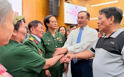 Phường Đống Đa (Hà Nội) gặp mặt, trao quà tri ân 135 gia đình chính sách tiêu biểu