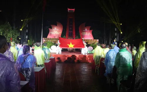 Hơn 2.000 ngọn nến thắp sáng dưới mưa tri ân các anh hùng liệt sĩ