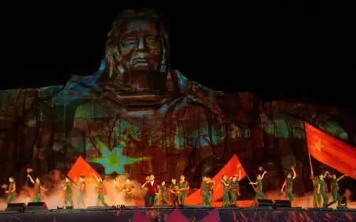 Xúc động và tự hào với chương trình nghệ thuật đặc biệt “Bản hùng ca bất diệt”