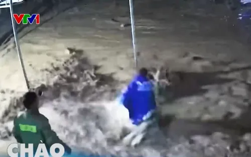 Người đàn ông lao xuống dòng lũ dữ cứu người bị nước cuốn trôi