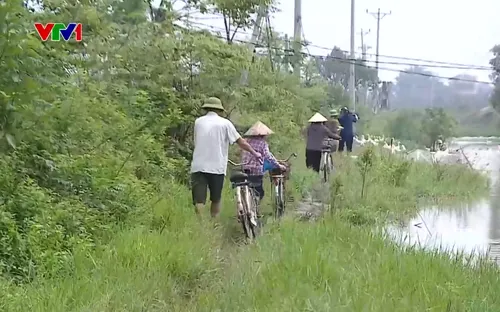 Người dân khổ sở vì đường từ thôn ra đồng xây dựng hơn 10 năm chưa xong