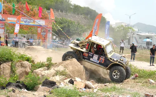 Thử thách cùng xe địa hình nơi phố biển