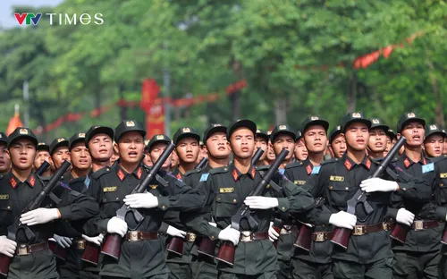 Lực lượng CAND kiên trì luyện tập dưới nắng gắt, sẵn sàng cho đại lễ 2/9