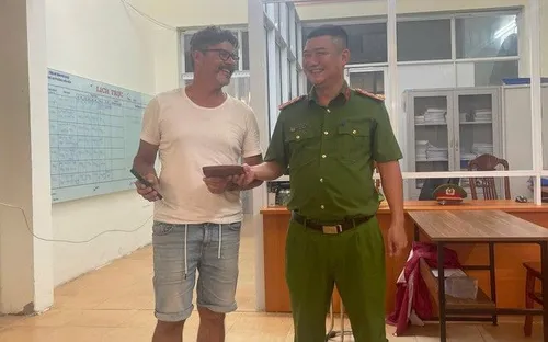 Công an Hà Nội trao trả tài sản cho du khách Pháp đánh rơi