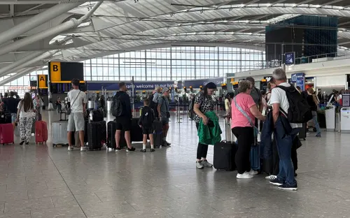 Anh: Các sân bay lớn tê liệt vì sự cố radar