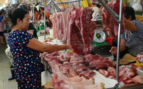 Giá thịt lợn giảm, kinh doanh tiểu thương ảnh hưởng