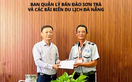 Đà Nẵng: 2 nhân viên bãi biển trả lại tài sản cho du khách nước ngoài