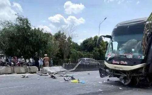 Xe khách va chạm xe máy trên Quốc lộ 1, 2 người tử vong