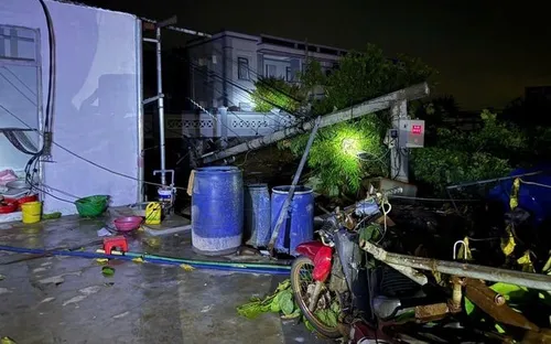 Đắk Lắk: Dông lốc tối 5/8 gây tốc mái nhà, mất điện và ách tắc giao thông