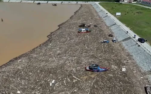 Hà Tĩnh: Cảng cá bị rác thải bủa vây