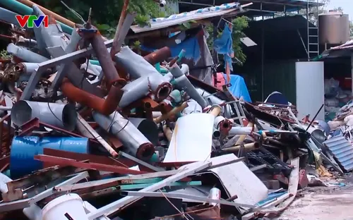 Người dân Trường Thi (Ninh Bình) khổ sở vì ô nhiễm từ bãi tập kết phế liệu