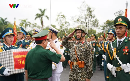 Thượng tướng Trương Thiên Tô tặng quà, động viên cán bộ, chiến sĩ quân đội tham gia diễu binh