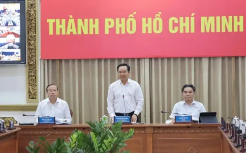 Chủ tịch UBND TP Hồ Chí Minh yêu cầu đẩy nhanh tiến độ chính sách cho người lao động sau hợp nhất