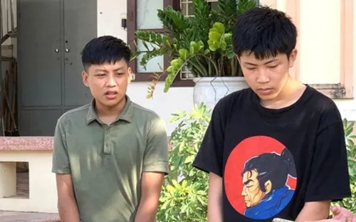 Hai thanh niên vào cửa hàng vờ hỏi mua điện thoại rồi cướp giật