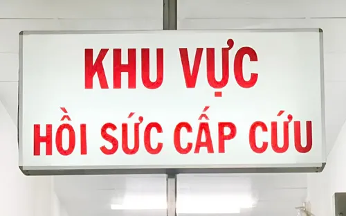 Bé 26 tháng tuổi chấn thương mắt, môi do vô tình vặn tay ga xe máy