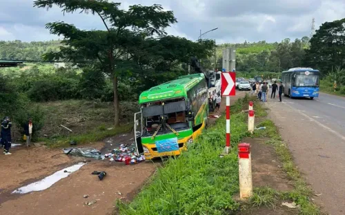 Lật xe khách chở 46 người ở Đắk Lắk