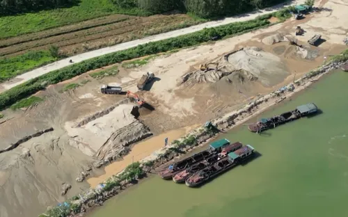 Người dân bất an do sạt lở bờ sông Thạch Hãn