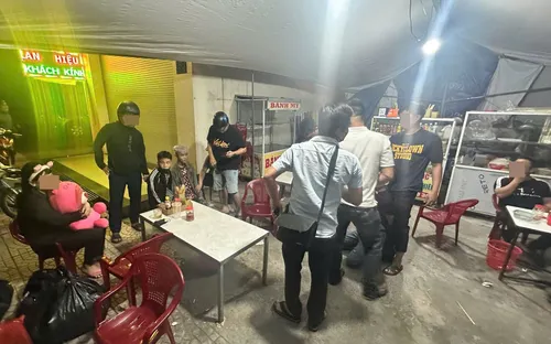 Giải cứu bé gái 13 tuổi làm tiếp viên quán karaoke bị đánh đập, bán qua nhiều quán