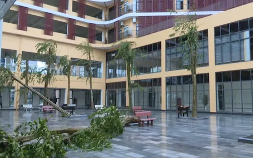 Bão số 5 gây hư hỏng nặng cho Bệnh viện Ung Bướu Nghệ An