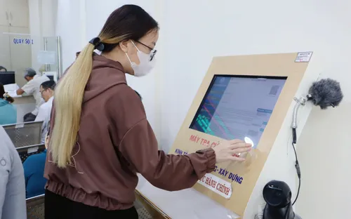 Robot lễ tân tận tụy tiếp dân tại 5 phường ở TP Hồ Chí Minh