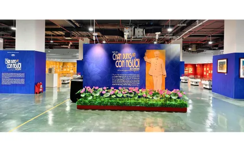 Trưng bày “Hồ Chí Minh - Chân dung một con người”