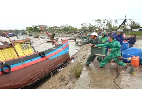 Hàng chục tàu thuyền của ngư dân bị sóng biển đánh chìm