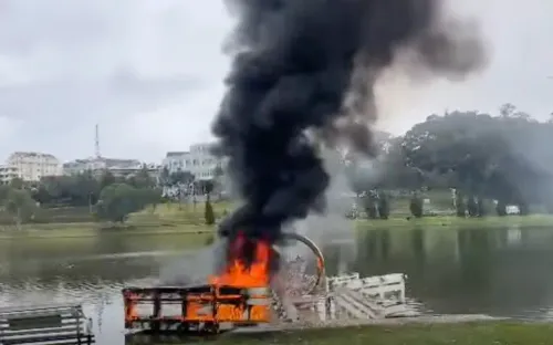 Người dân đốt vàng mã làm cháy cầu chữ Y ở hồ Xuân Hương, Đà Lạt