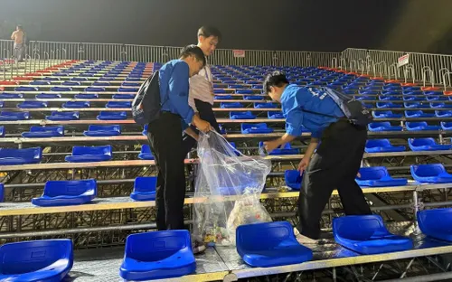 Nhiều tình nguyện viên, người dân ở lại dọn dẹp rác sau buổi sơ duyệt diễu binh, diễu hành