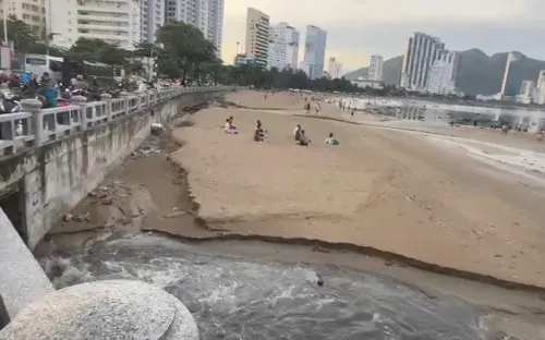 Khẩn cấp lắp máy bơm xử lý nước thải đen chảy ra vịnh Nha Trang