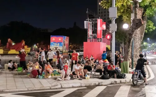 Người dân Hà Nội đến “xí chỗ” trước 30 tiếng để xem tổng duyệt A80