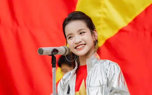 Giọng ca 13 tuổi gây xúc động khi hát Bài ca thống nhất, Nguyện là người Việt Nam