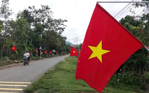 Tự hào cờ đỏ sao vàng tung bay trên khắp các thôn, làng Tây Nguyên
