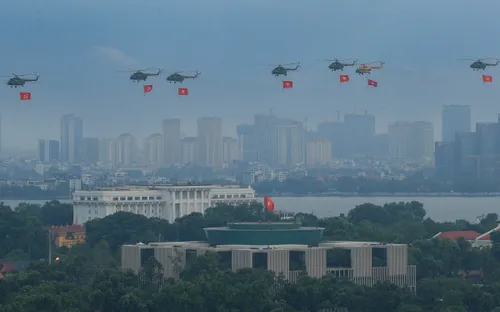 Biên đội máy bay trình diễn thả bẫy nhiệt trên nền trời Hà Nội trong ngày tổng duyệt A80