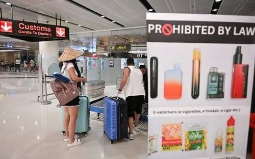 Du khách hút thuốc lá điện tử tại Singapore có thể bị trục xuất