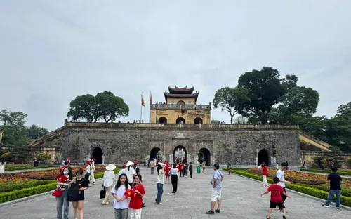 Hà Nội: Du khách đổ về các di tích trong kỳ nghỉ lễ