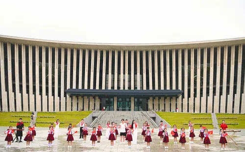 Bảo tàng Lịch sử quân sự Việt Nam nổi bật trong MV “Let’s sing Việt Nam”