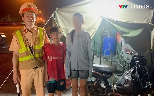 CSGT giúp đỡ hai em nhỏ đi lạc từ Thanh Hóa ra Hà Nội xem diễu binh