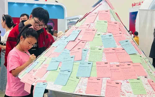 Hàng trăm lá thư gửi Tổ quốc trong sáng Quốc khánh tại gian trưng bày của VTV: Tôi yêu Việt Nam!