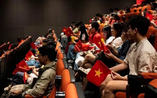 Lễ diễu binh A80 gây ấn tượng khi trình chiếu tại rạp chiếu phim