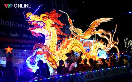 Hàng vạn người trảy hội Thành Tuyên, thưởng thức chương tình nghệ thuật ‘Bản hùng ca đất nước’