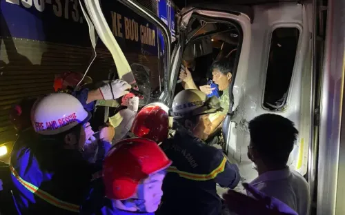 Cắt phá cabin, giải cứu tài xế xe tải mắc kẹt sau tai nạn ở Quảng Trị 