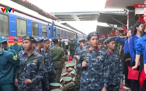 Hàng trăm người dân Đà Nẵng đón các chiến sĩ hoàn thành nhiệm vụ A80 trở về