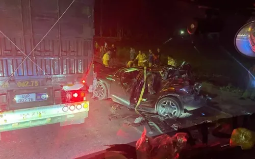 Ô tô 7 chỗ bị xe tải tông bẹp dúm khi chờ đèn đỏ, 3 người thương vong